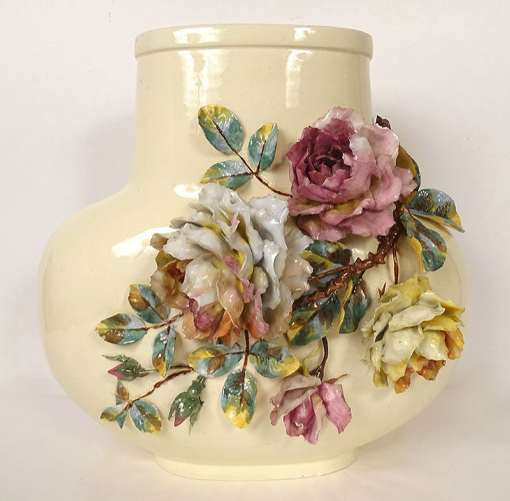 Grand vase barbotine bouquet fleurs colorées roses Saint Denis XIXè siècle