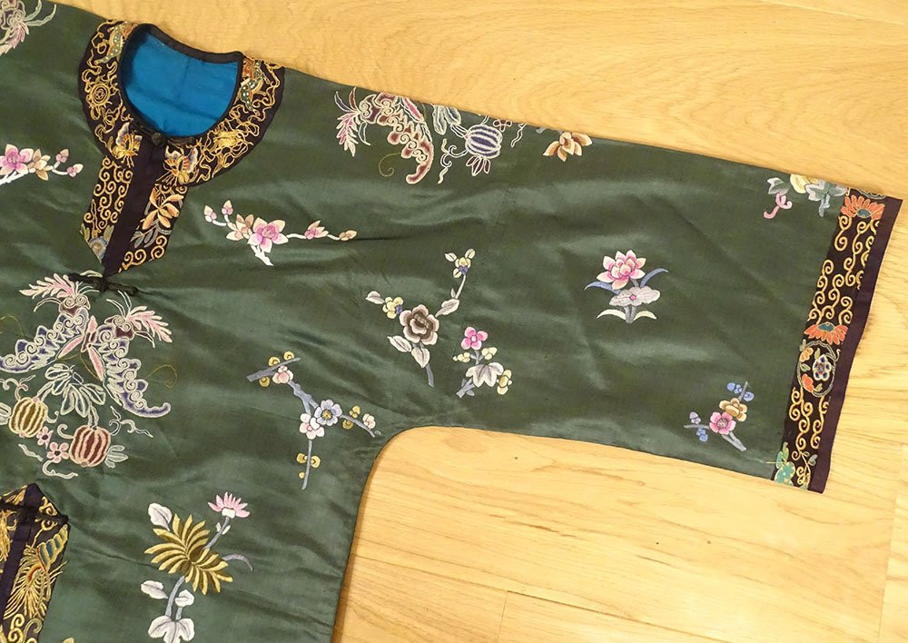 Robe chinoise soie broderies fleurs oiseaux phénix coloquintes Chine XXème-photo-3