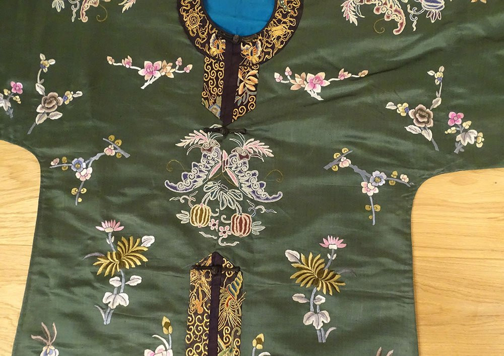 Robe chinoise soie broderies fleurs oiseaux phénix coloquintes Chine XXème-photo-4