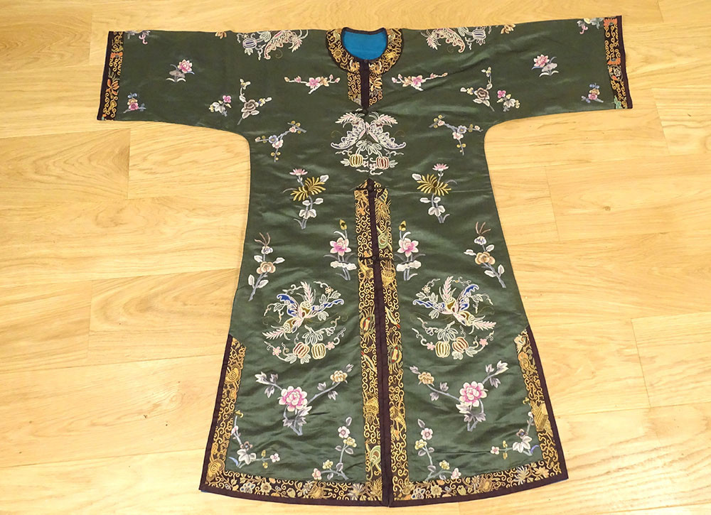 Robe chinoise soie broderies fleurs oiseaux phénix coloquintes Chine XXème
