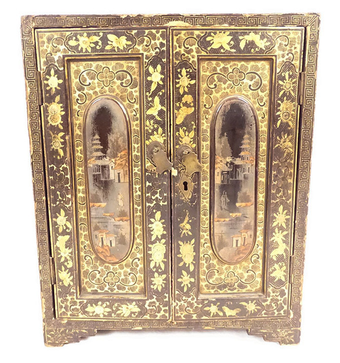 Petit cabinet japonais bois laqué dorure paysages pagode personnages XIXème