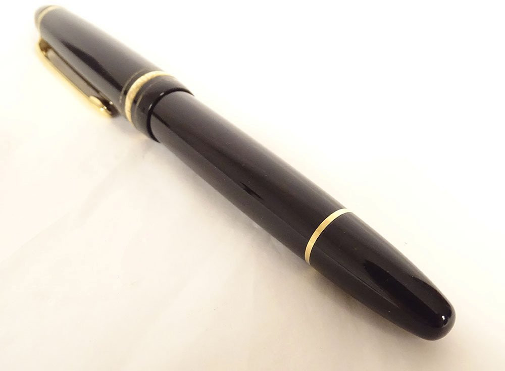 Stylo plume Montblanc Meisterstuck plume or 18K résine noire XXème siècle-photo-5