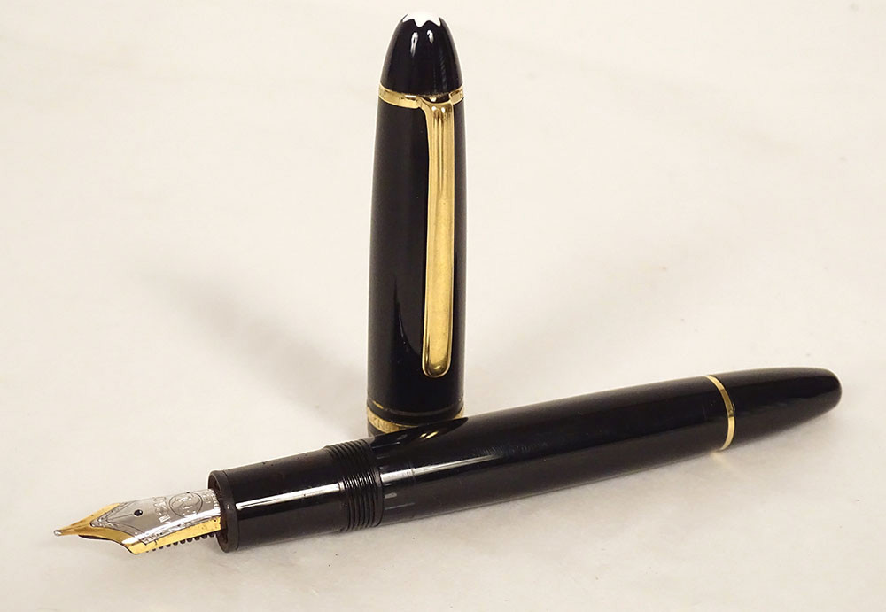 Stylo plume Montblanc Meisterstuck plume or 18K résine noire XXème siècle
