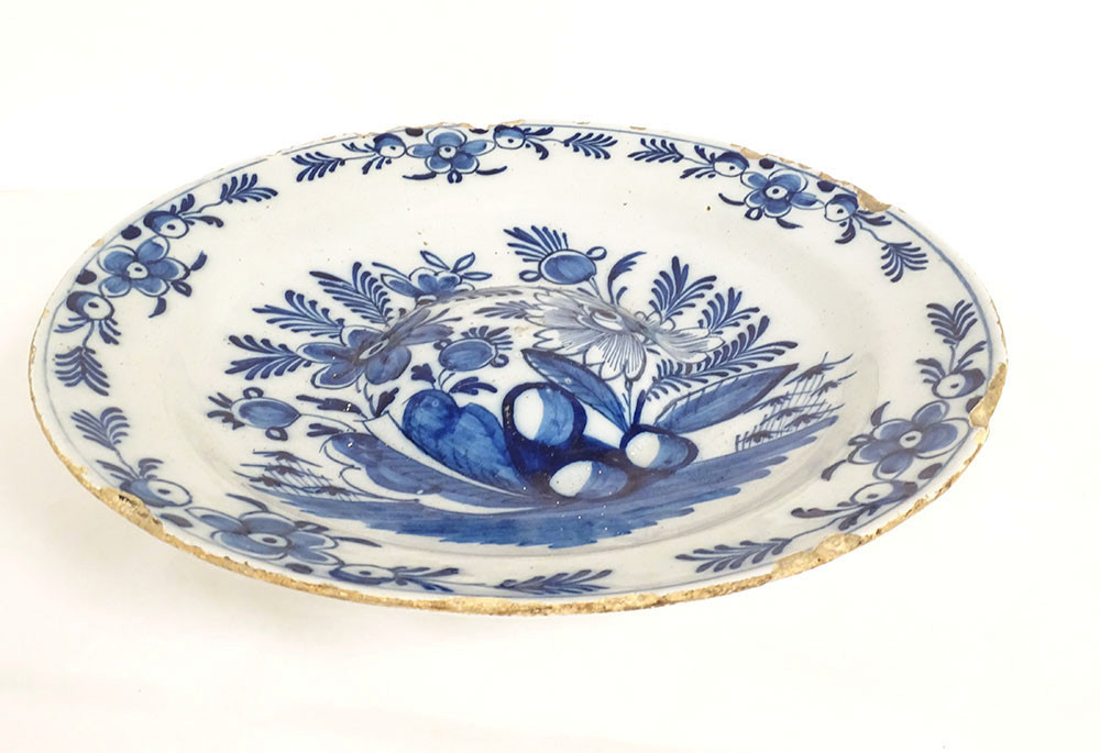Large Round Dish With Navel, Delft Earthenware, White And Blue, With Bouquets Of Flowers, 18th Century