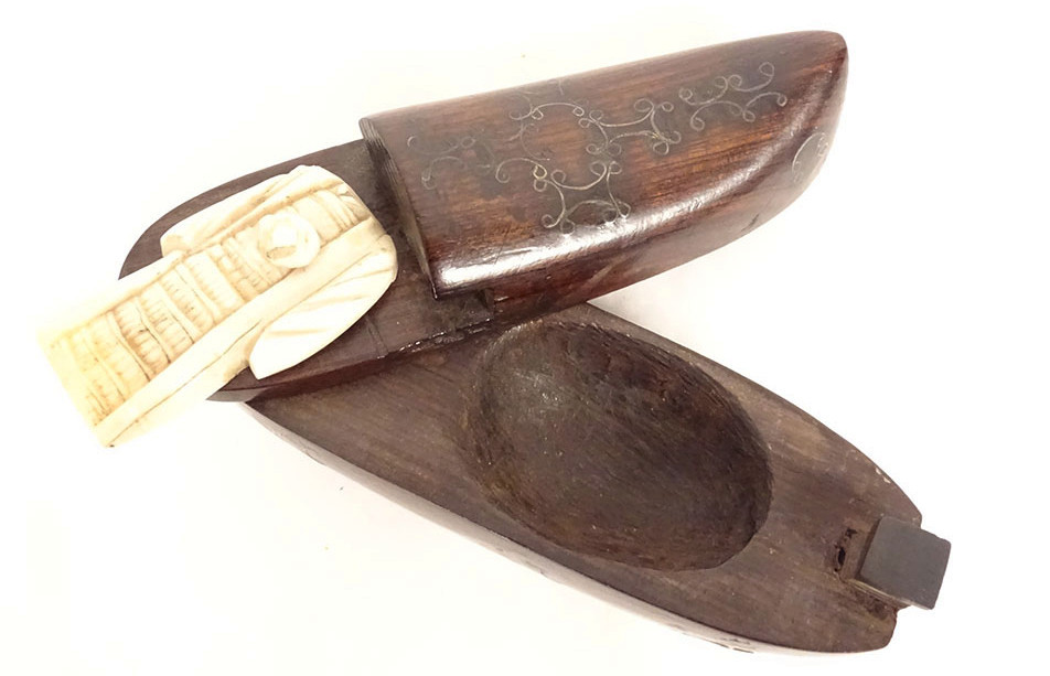 Tabatière chaussure à système bois sculpté laiton Art Populaire XIXème