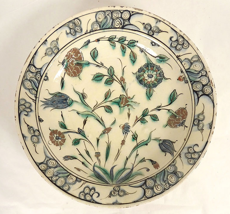 Grand plat Iznik céramique fleurs œillets tulipes Art Ottoman Turquie XVIIè