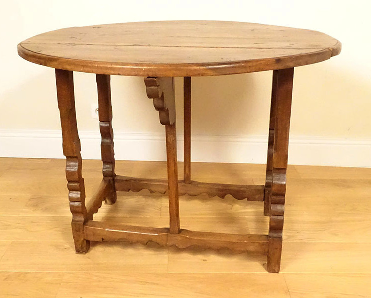 Table rustique espagnole pliable abattants noyer sculpté Haute Epoque XVIIè