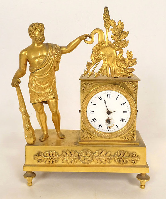 Empire Style Desk Clock Depicting Hercules, The Nemean Lion, In Gilt Bronze, 19th Century