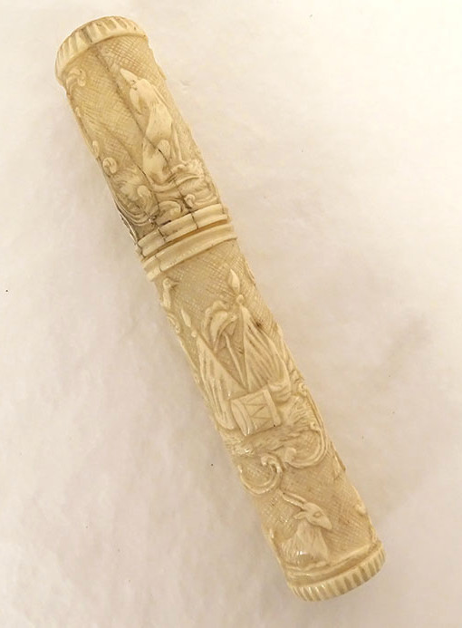 Etui message billet doux os sculpté Dieppe chien fleurs fruits drapeaux XIXè