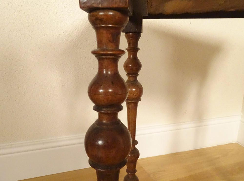 Petite table d'appoint noyer sculpté pieds balustre tiroir XVIIIème siècle-photo-2