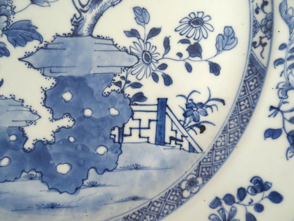 Large White And Blue Porcelain Platter From The Kangxi Garden, China East India Company, 18th Century-photo-4