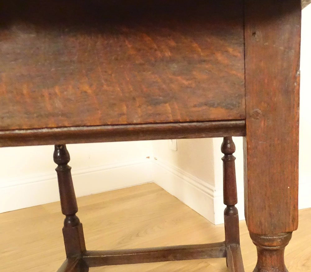 English Lowboy Table In Carved Oak, England, George I Period, 18th Century-photo-3