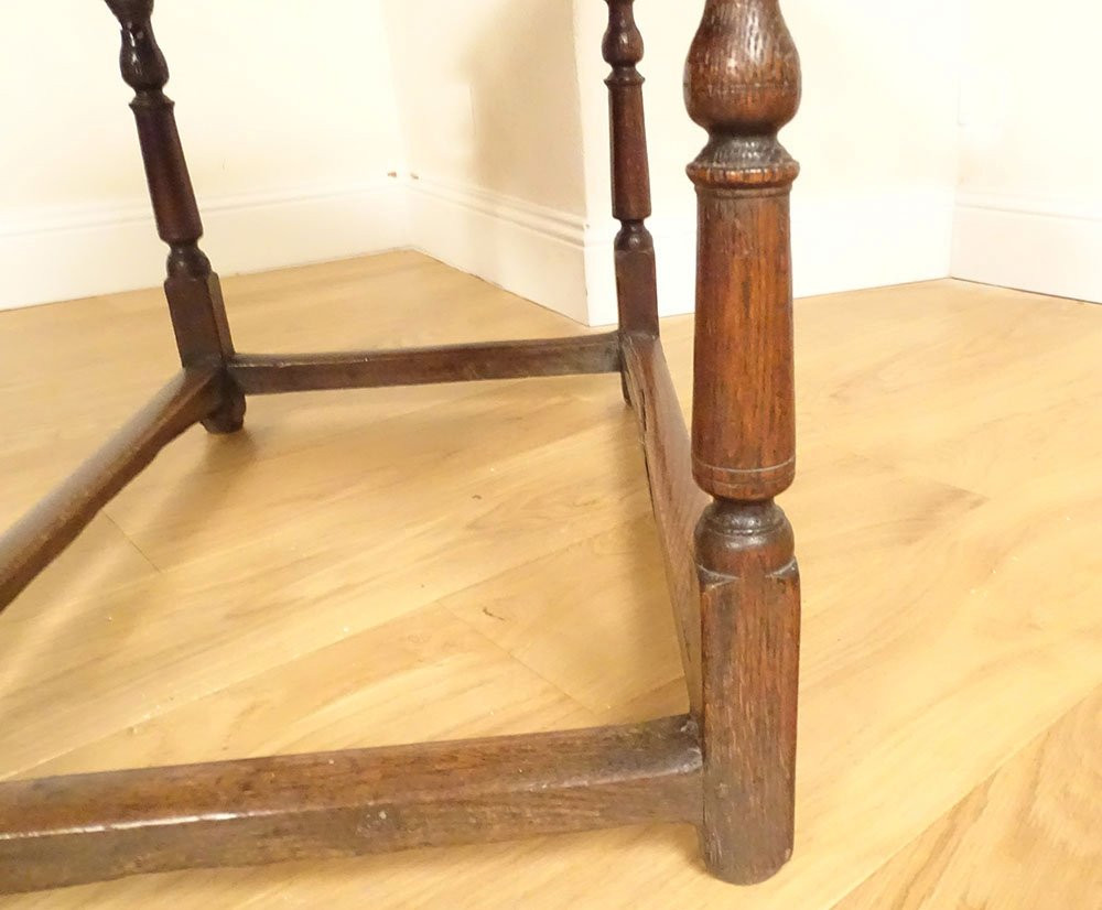 English Lowboy Table In Carved Oak, England, George I Period, 18th Century-photo-4