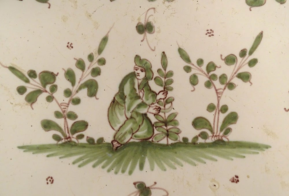 Oval Earthenware Dish From Moustiers With A Figure, Flowers, And Foliage, 18th Century-photo-2