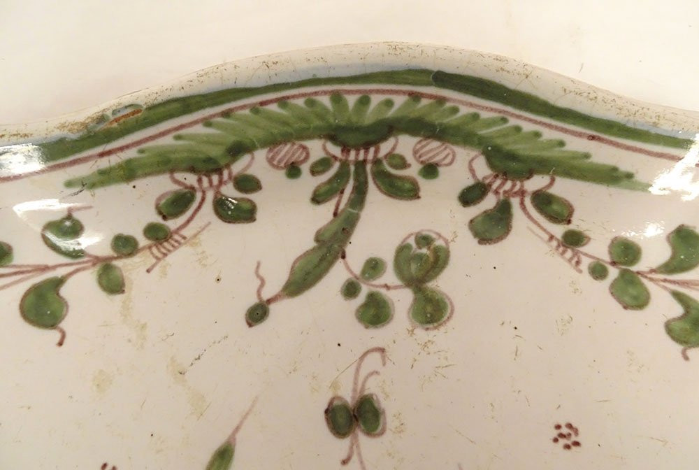 Oval Earthenware Dish From Moustiers With A Figure, Flowers, And Foliage, 18th Century-photo-3