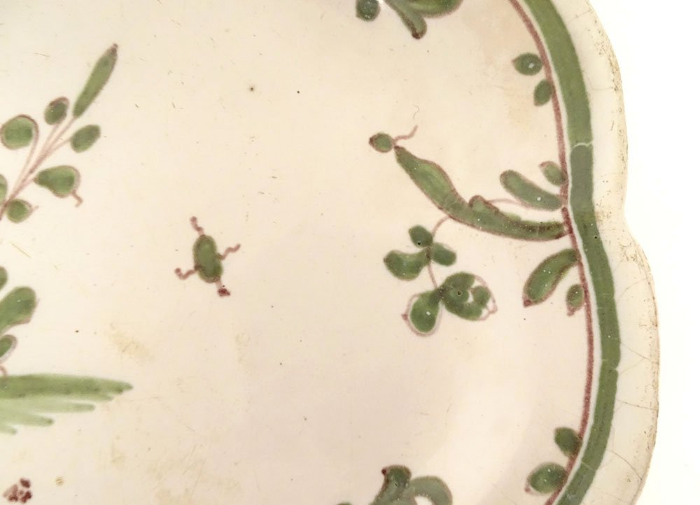 Oval Earthenware Dish From Moustiers With A Figure, Flowers, And Foliage, 18th Century-photo-1