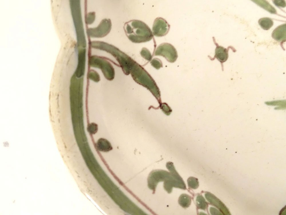 Oval Earthenware Dish From Moustiers With A Figure, Flowers, And Foliage, 18th Century-photo-2