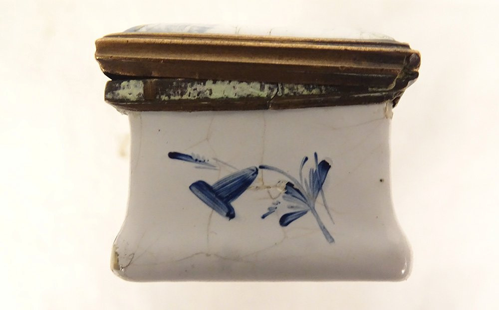 Small Enamel Box With A Landscape Of Ruins And Brass Figures, 18th Century Coat Of Arms.-photo-3