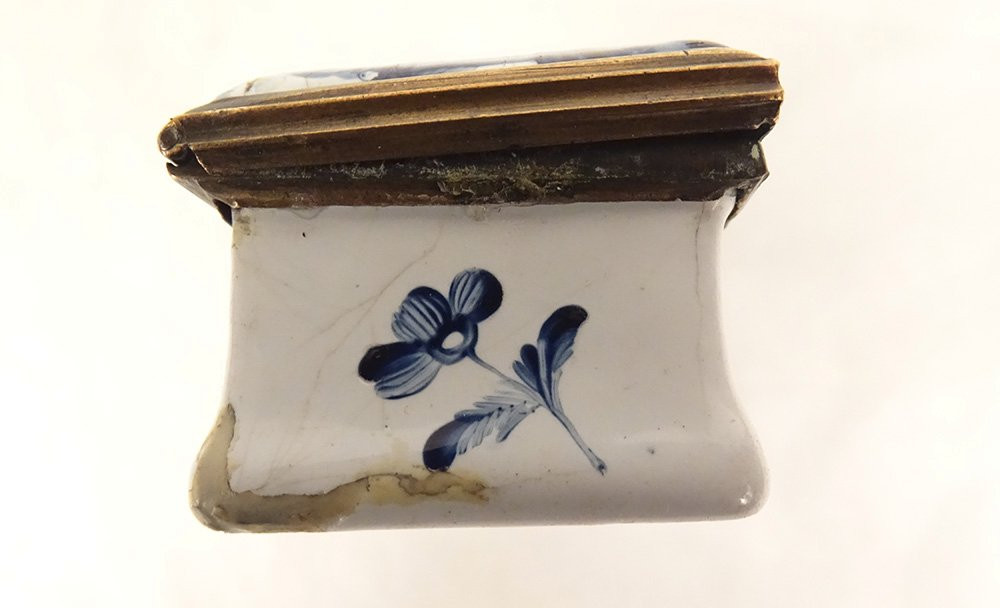 Small Enamel Box With A Landscape Of Ruins And Brass Figures, 18th Century Coat Of Arms.-photo-5