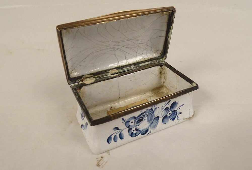 Small Enamel Box With A Landscape Of Ruins And Brass Figures, 18th Century Coat Of Arms.-photo-7