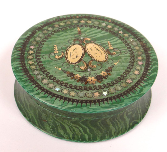 Boîte ronde malachite laiton doré nacre étoiles monogramme XIXème siècle