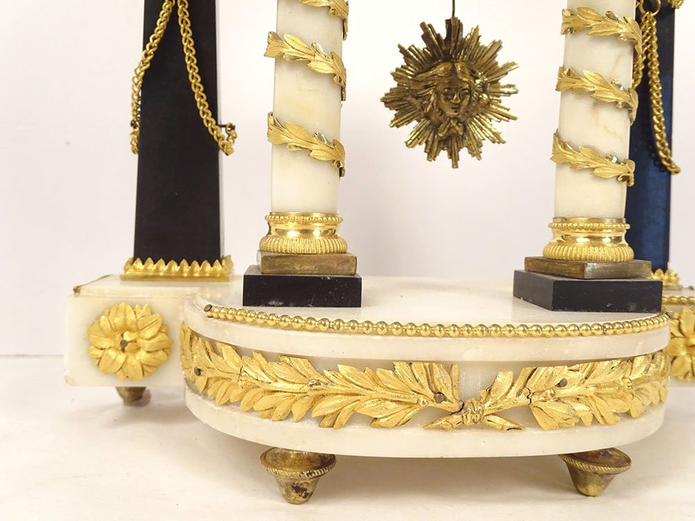 Louis XVI Portico Clock With White Marble Columns, Gilt Bronze Vases, 18th Century-photo-4