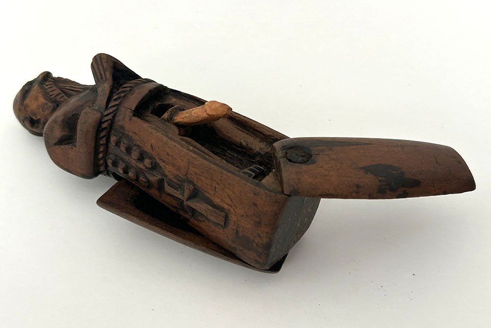 Erotic, Risqué Snuff Box, Carved Wood, Depicting A Praying Monk; 19th-century Folk Art-photo-3