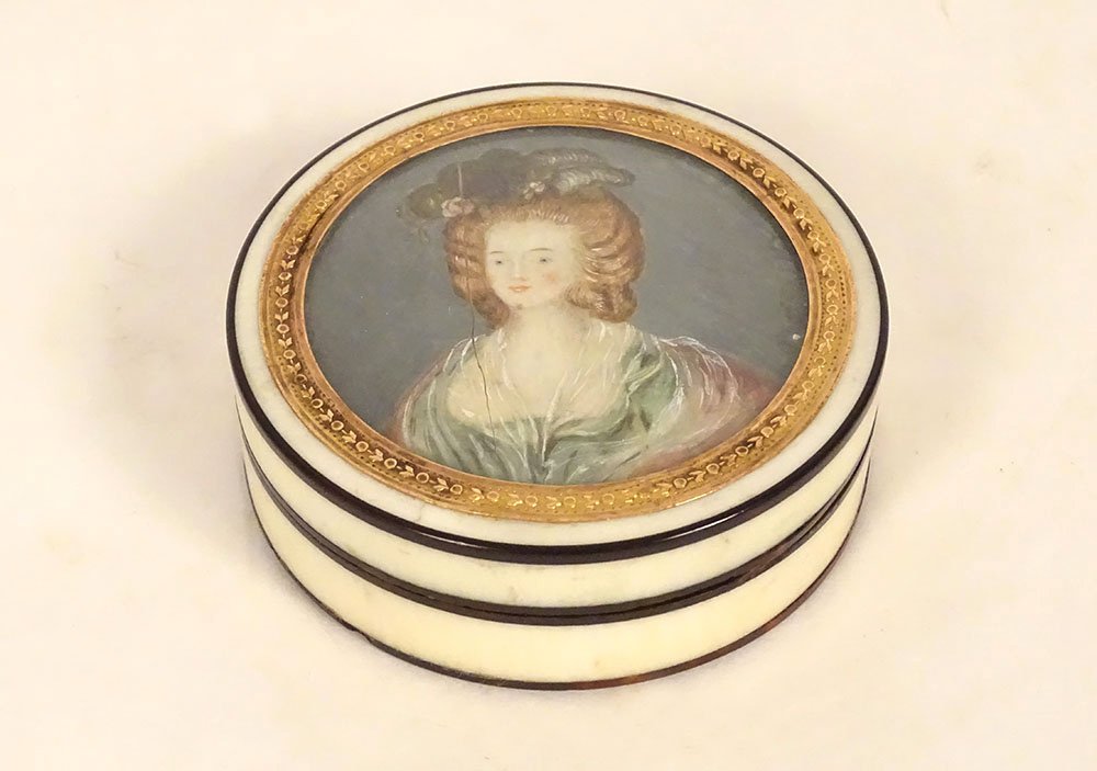 Miniature Ivory Tortoiseshell Round Box Painted With A Portrait Of Marie Antoinette, 18th Century
