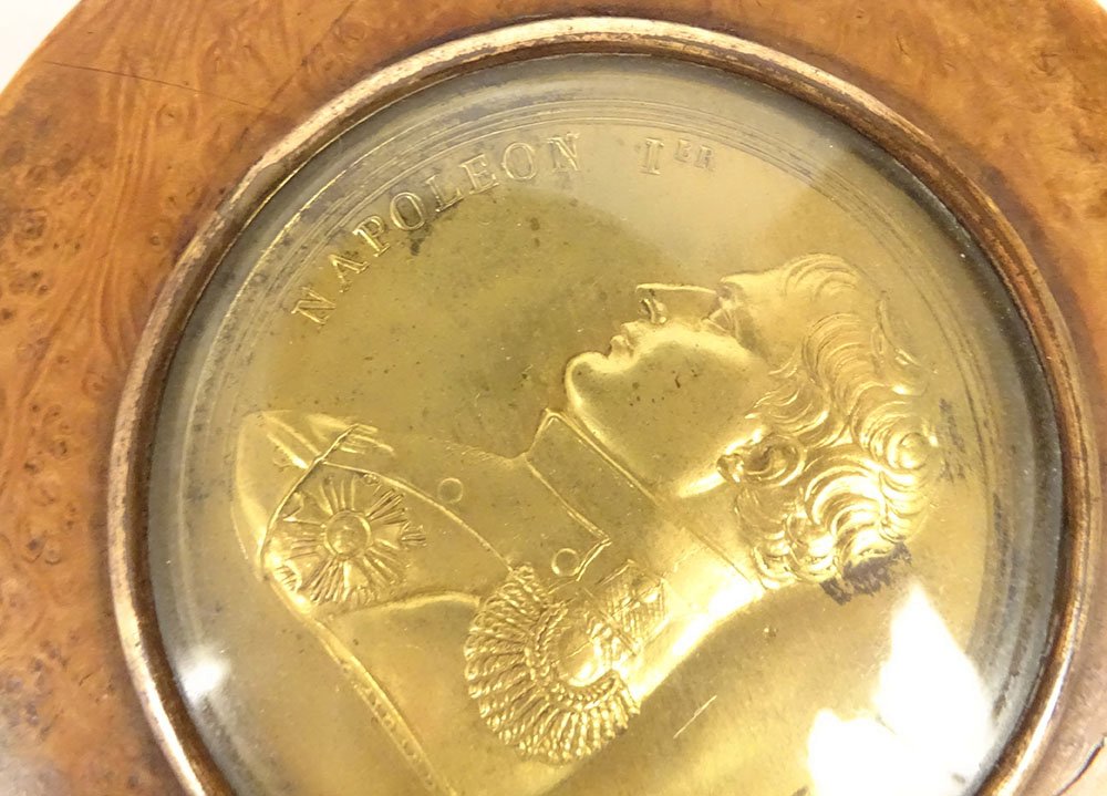 Round Elm Burl Box With Bronze Medal Depicting Emperor Napoleon I, By Gayrard, 19th Century-photo-1