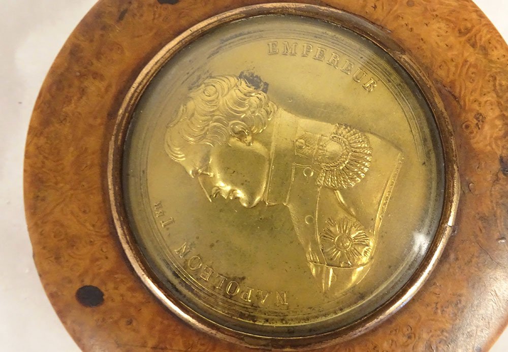 Round Elm Burl Box With Bronze Medal Depicting Emperor Napoleon I, By Gayrard, 19th Century-photo-2