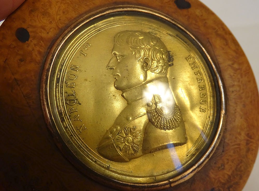 Round Elm Burl Box With Bronze Medal Depicting Emperor Napoleon I, By Gayrard, 19th Century-photo-3