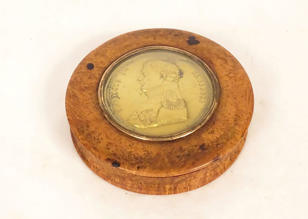 Round Elm Burl Box With Bronze Medal Depicting Emperor Napoleon I, By Gayrard, 19th Century