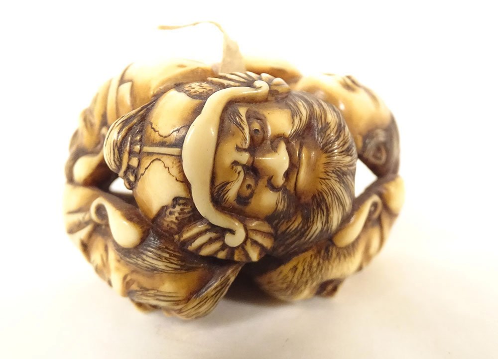 Netsuke ivoire sculpté signé Tomochika masques Nô visages Japon Edo XIXème-photo-3