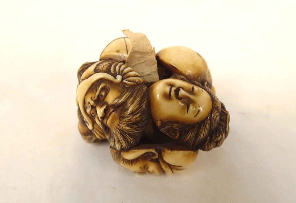 Netsuke ivoire sculpté signé Tomochika masques Nô visages Japon Edo XIXème-photo-4