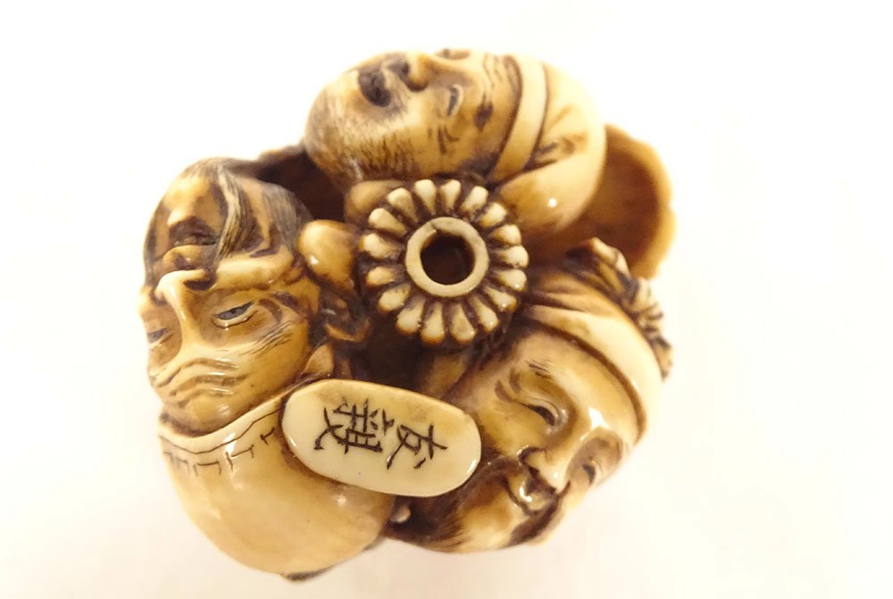 Netsuke ivoire sculpté signé Tomochika masques Nô visages Japon Edo XIXème-photo-1