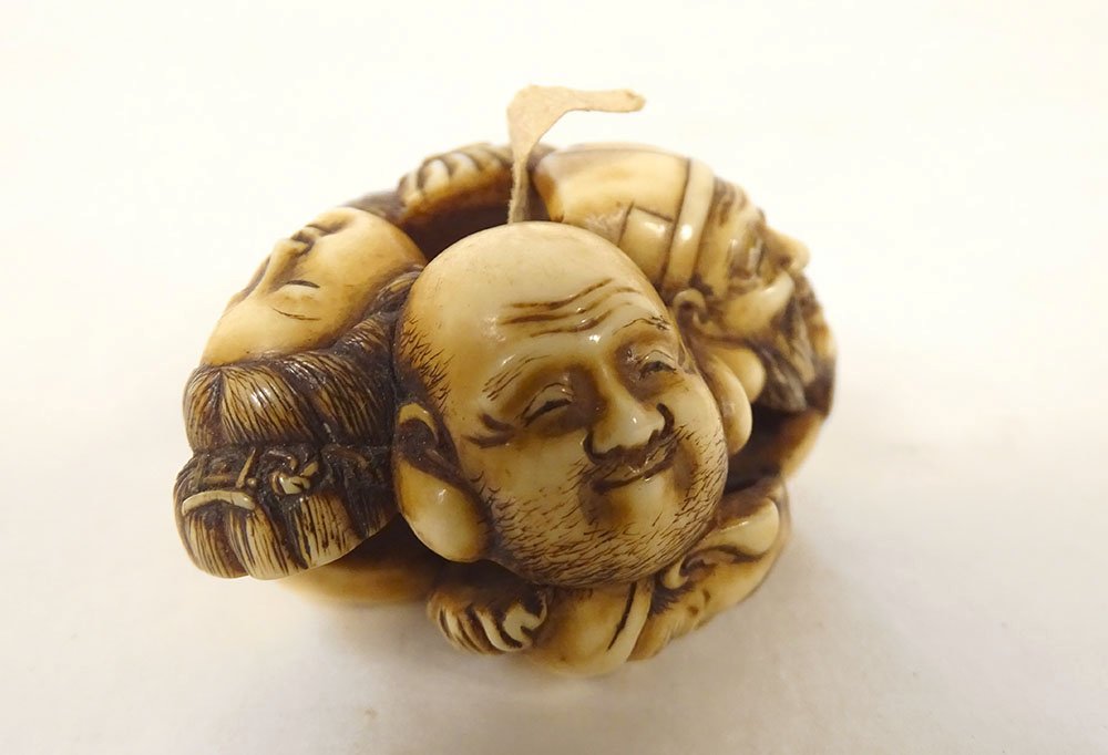 Netsuke ivoire sculpté signé Tomochika masques Nô visages Japon Edo XIXème
