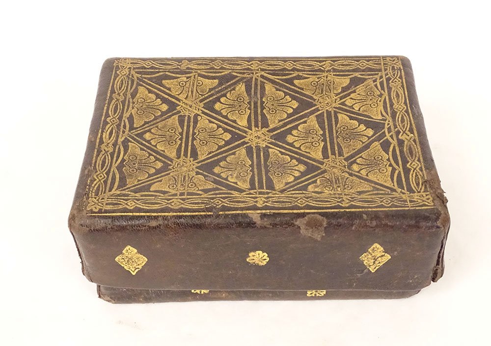 Small Leather Card Case With Gold Foil Stamping And An 18th-century Floral Motif-photo-2