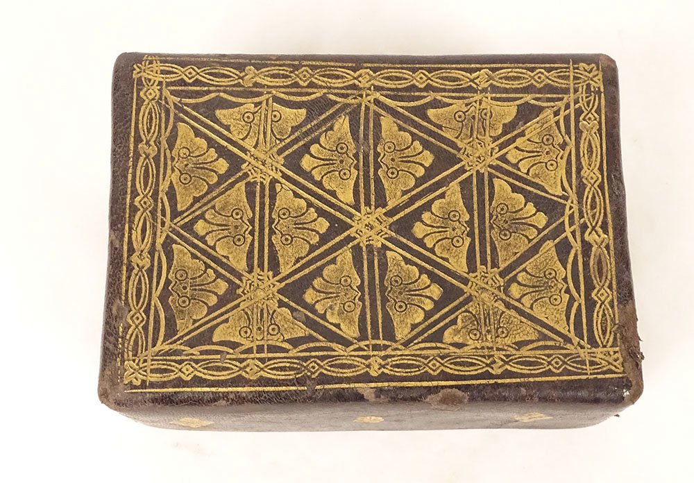 Small Leather Card Case With Gold Foil Stamping And An 18th-century Floral Motif-photo-3