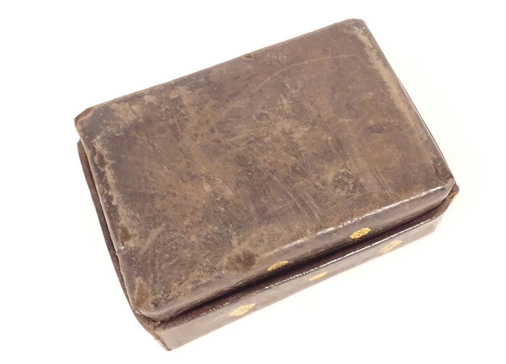 Small Leather Card Case With Gold Foil Stamping And An 18th-century Floral Motif-photo-1