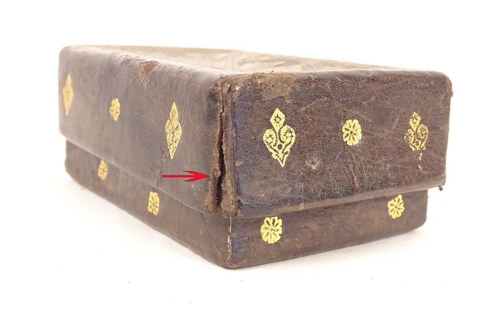 Small Leather Card Case With Gold Foil Stamping And An 18th-century Floral Motif-photo-2