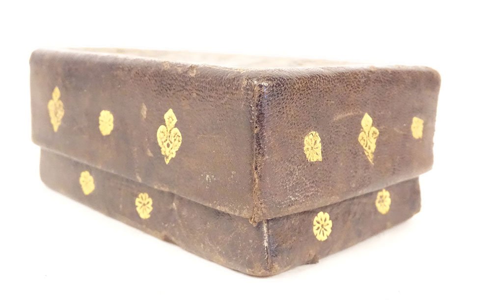 Small Leather Card Case With Gold Foil Stamping And An 18th-century Floral Motif-photo-3