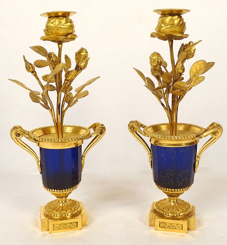 Paire bougeoirs Louis XVI vases cristal bleu bronze doré fleurs roses 18è