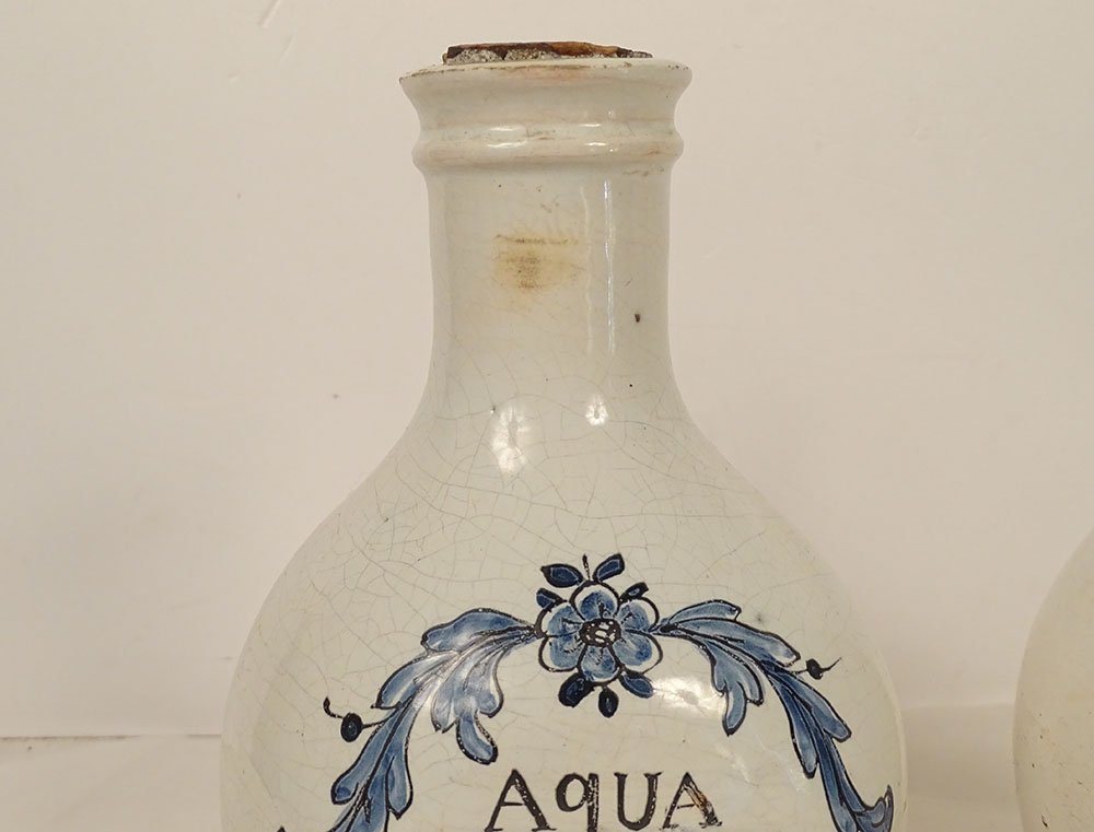 Pair Of Nevers Earthenware Pharmacy Jars In A Monochrome Palette Featuring Lemon Balm And Betony, 18th Century-photo-2
