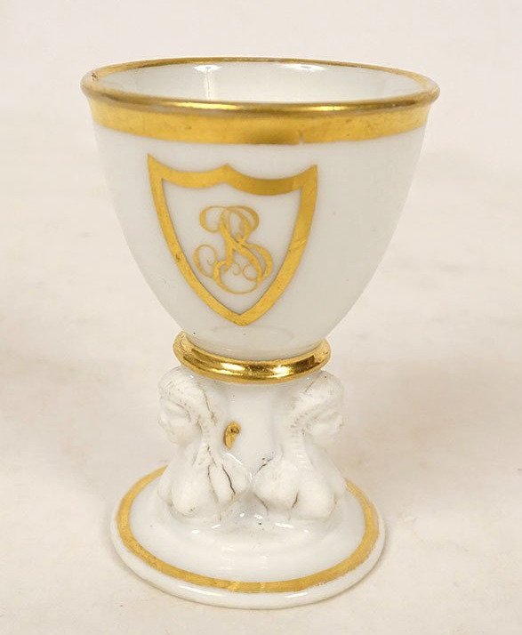 Empire-style Porcelain Egg Cup, Paris, With Gilded Caryatid And Sphinx Busts, 19th Century