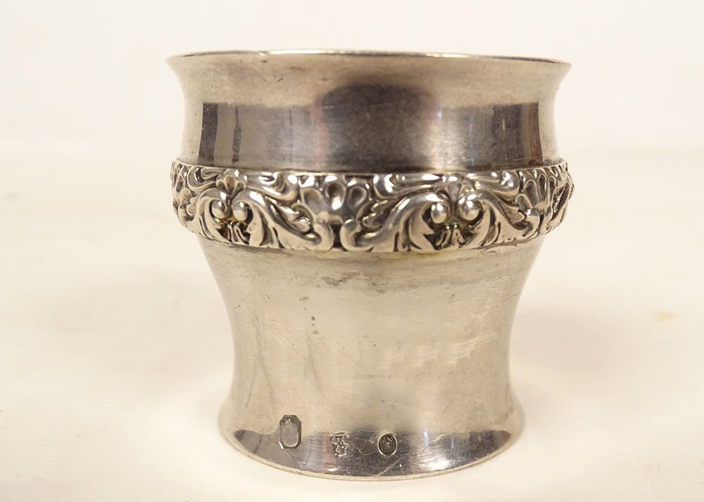 Solid Silver Egg Cup, Vieillard Paris, With Embossed Coat Of Arms Decoration, 19th Century-photo-1