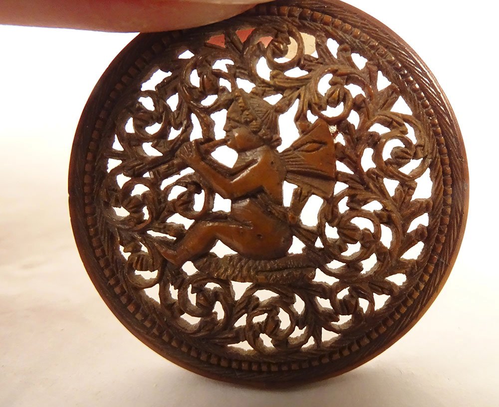 Petite boîte ronde corozo sculpté angelot musicien flambeau carquois XIXè-photo-2