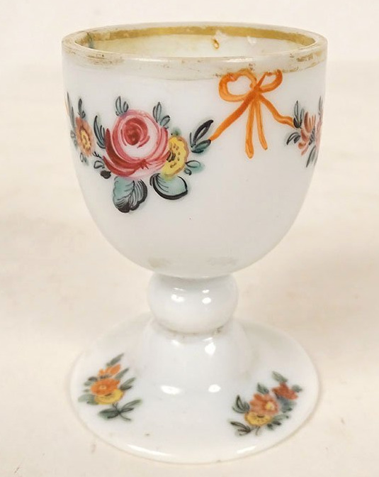 White Opaline Egg Cup With Garlands, Flowers, Bows, And Gilding, Charles X, 19th Century