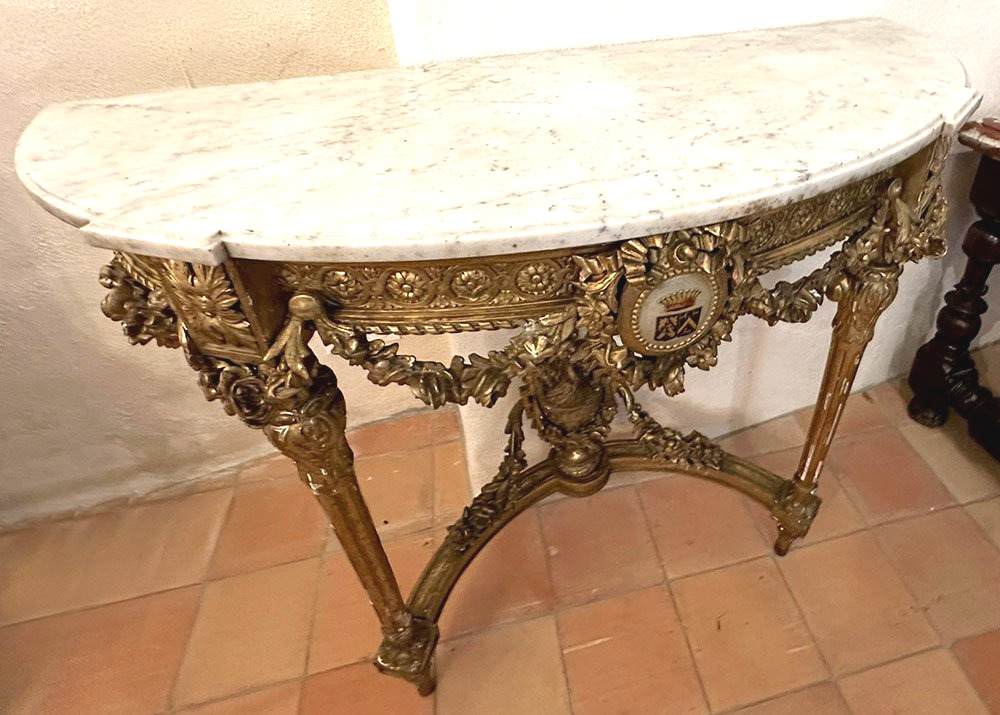 Console demi-lune Louis XVI bois doré armoiries blason fleurs marbre XIXème