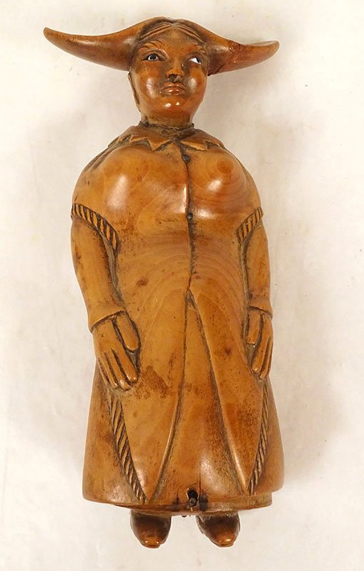 Tabatière buis anthropomorphe femme coiffe traditionnelle Art Populaire 19è