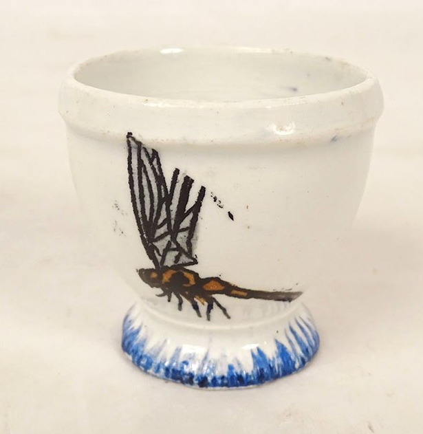 Coquetier faïence Creil Montereau modèle Rousseau japonisant libellule XIXè
